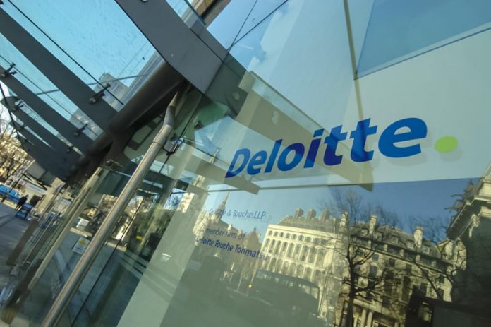 Deloitte: Συρρικνώνονται οι τουριστικές δαπάνες για τους βρετανούς