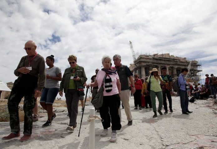 ΙΝΣΕΤΕ: 2 δισ. ευρώ επένδυσαν τουρίστες άνω των 65 ετών στην Ελλάδα