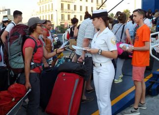 Λιμενικό και ΕΚΕ ενημερώνουν τους επιβάτες στον Πειραιά για ομαλή μετακίνηση