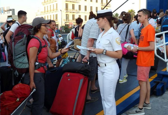 Λιμενικό και ΕΚΕ ενημερώνουν τους επιβάτες στον Πειραιά για ομαλή μετακίνηση