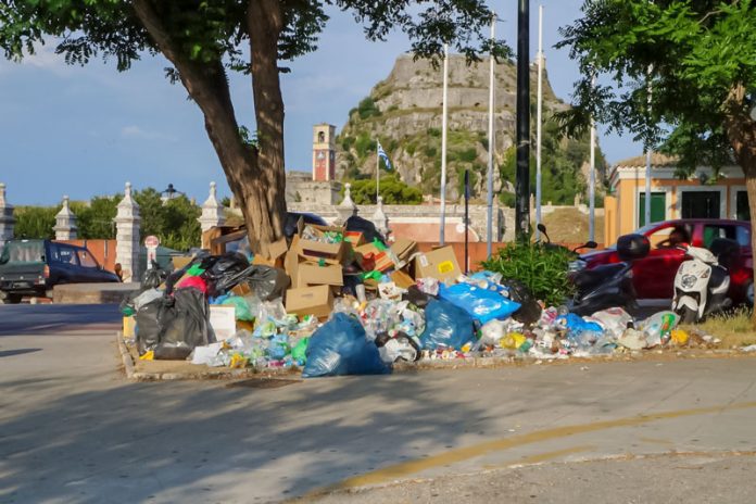 Στο απροχώρητο τα σκουπίδια στην Κέρκυρα