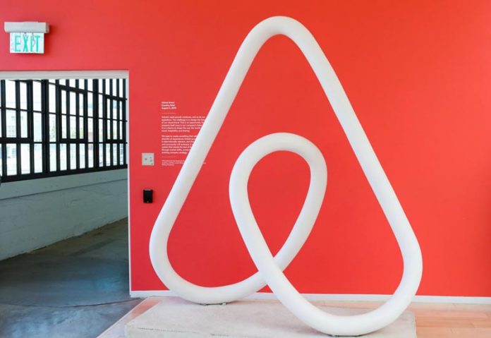 Η Airbnb διαγράφει τις αρνητικές κριτικές;