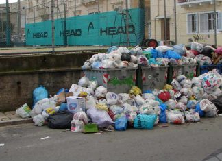 Αποχή των μαθητών στην Κέρκυρα εξαιτίας των σκουπιδιών