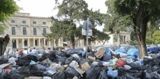 Τουρίστες διέκοψαν τις διακοπές τους στην Κέρκυρα λόγω σκουπιδιών