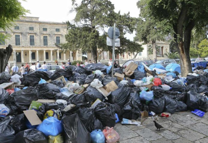 Τουρίστες διέκοψαν τις διακοπές τους στην Κέρκυρα λόγω σκουπιδιών